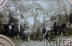 Lata 30., Belmont (Achremowce), pow. brasławski, woj. wileńskie, Polska.
Grupa osób. Widoczni na zdjęciu prawdopodobnie hrabina Elżbieta Mikulicz-Radecka?
Fot. NN, zbiory Archiwum Historii Mówionej Ośrodka KARTA i Domu Spotkań z Historią, udostępniła Łucja Sorokina w ramach projektu 