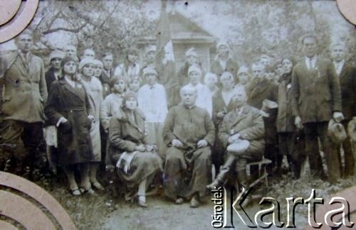 Lata 30., Belmont (Achremowce), pow. brasławski, woj. wileńskie, Polska.
Grupa osób. Widoczni na zdjęciu prawdopodobnie hrabina Elżbieta Mikulicz-Radecka?
Fot. NN, zbiory Archiwum Historii Mówionej Ośrodka KARTA i Domu Spotkań z Historią, udostępniła Łucja Sorokina w ramach projektu 
