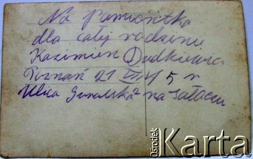 21.07.1945, Poznań, Polska.
Rewers odbitki fotograficznej o sygnaturze AHM_PnW_0386_0002_0006a:
Kazimierz Dudkiewicz (1. z prawej w dolnym rzędzie), ojciec Łucji Sorokiny, w wojsku. Dedykacja: 