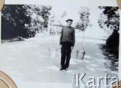 Lata 40., Ozierawce, Białoruska SRR, ZSRR.
Kazimierz Dudkiewicz, ojciec Łucji Sorokiny, z wiadrami wody.
Fot. NN, zbiory Archiwum Historii Mówionej Ośrodka KARTA i Domu Spotkań z Historią, udostępniła Łucja Sorokina w ramach projektu 