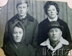 Lata 60., Brasław, Białoruska SRR, ZSRR.
Łucja Sorokina (1. z lewej) z mężem i dziećmi.
Fot. NN, zbiory Archiwum Historii Mówionej Ośrodka KARTA i Domu Spotkań z Historią, udostępniła Łucja Sorokina w ramach projektu 