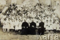 2. poł. lat 20. XX wieku, Słobódka, woj. wileńskie, Polska.
Pierwsza komunia święta Moniki Kużel (Szłabun).
Fot. NN, zbiory Archiwum Historii Mówionej Ośrodka KARTA i Domu Spotkań z Historią, udostępniła Monika Szłabun w ramach projektu 