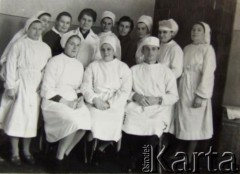 Lata 50., Brasław, Białoruska SRR, ZSRR.
Sanatorium przeciwgruźlicze, w którym salową była Monika Szłabun z d. Kużel (1. z prawej).
Fot. NN, zbiory Archiwum Historii Mówionej Ośrodka KARTA i Domu Spotkań z Historią, udostępniła Monika Szłabun w ramach projektu 