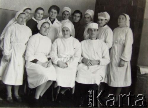 Lata 50., Brasław, Białoruska SRR, ZSRR.
Sanatorium przeciwgruźlicze, w którym salową była Monika Szłabun z d. Kużel (1. z prawej).
Fot. NN, zbiory Archiwum Historii Mówionej Ośrodka KARTA i Domu Spotkań z Historią, udostępniła Monika Szłabun w ramach projektu 