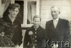 Lata 50., Brasław, Białoruska SRR, ZSRR.
Monika Szłabun z d. Kużel z mężem Stanisławem i synem.
Fot. NN, zbiory Archiwum Historii Mówionej Ośrodka KARTA i Domu Spotkań z Historią, udostępniła Monika Szłabun w ramach projektu 