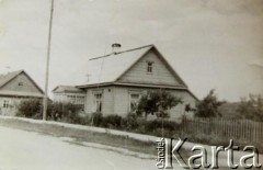 Lata 50., Brasław, Białoruska SRR, ZSRR.
Dom Moniki Szłabun z d. Kużel.
Fot. NN, zbiory Archiwum Historii Mówionej Ośrodka KARTA i Domu Spotkań z Historią, udostępniła Monika Szłabun w ramach projektu 