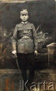 1924, Parafianowo, woj. wileńskie, Polska.
Jan Skuriat, kawaler Wojska Polskiego, ojciec Henryka Skuriata.
Fot. NN, zbiory Archiwum Historii Mówionej Ośrodka KARTA i Domu Spotkań z Historią, udostępnił Henryk Skuriat w ramach projektu 