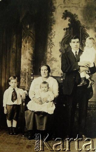 Przed 1939, brak miejsca.
Portret rodzinny.
Fot. NN, zbiory Archiwum Historii Mówionej Ośrodka KARTA i Domu Spotkań z Historią, udostępniła Janina Szumiłło w ramach projektu 