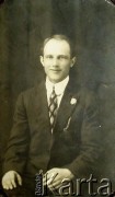 Przed 1939, brak miejsca.
Ojciec Janiny Szumiłło (z d. Zwołyńskiej).
Fot. NN, zbiory Archiwum Historii Mówionej Ośrodka KARTA i Domu Spotkań z Historią, udostępniła Janina Szumiłło w ramach projektu 