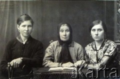 1918-1920, brak miejsca.
Antonina Zwołyńska (z lewej), matka Janiny Szumiło, z matką (Duchowska) i siostrą Zofią Czerek.
Fot. NN, zbiory Archiwum Historii Mówionej Ośrodka KARTA i Domu Spotkań z Historią, udostępniła Janina Szumiłło w ramach projektu 