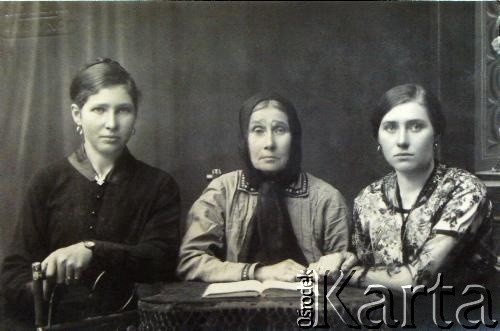 1918-1920, brak miejsca.
Antonina Zwołyńska (z lewej), matka Janiny Szumiło, z matką (Duchowska) i siostrą Zofią Czerek.
Fot. NN, zbiory Archiwum Historii Mówionej Ośrodka KARTA i Domu Spotkań z Historią, udostępniła Janina Szumiłło w ramach projektu 