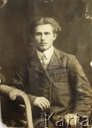 Przed 1939, brak miejsca.
Portret mężczyzny.
Fot. NN, zbiory Archiwum Historii Mówionej Ośrodka KARTA i Domu Spotkań z Historią, udostępniła Janina Szumiłło w ramach projektu 