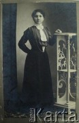Przed 1914, Kowno, zabór rosyjski.
Portret kobiety wykonany w atelier fotograficznym A. Kluczyński.
Fot. Kluczyński A., zbiory Archiwum Historii Mówionej Ośrodka KARTA i Domu Spotkań z Historią, udostępniła Janina Szumiłło w ramach projektu 