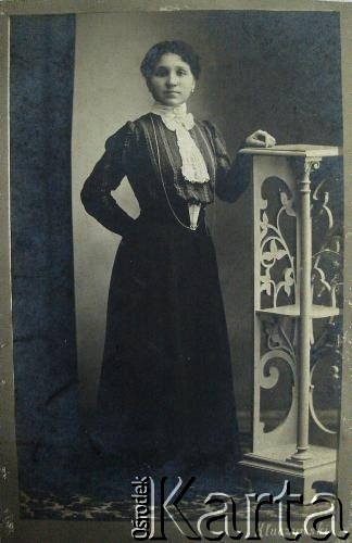 Przed 1914, Kowno, zabór rosyjski.
Portret kobiety wykonany w atelier fotograficznym A. Kluczyński.
Fot. Kluczyński A., zbiory Archiwum Historii Mówionej Ośrodka KARTA i Domu Spotkań z Historią, udostępniła Janina Szumiłło w ramach projektu 