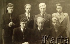 Brak daty, brak miejsca.
Grupa mężczyzn.
Fot. NN, zbiory Archiwum Historii Mówionej Ośrodka KARTA i Domu Spotkań z Historią, udostępniła Janina Szumiłło w ramach projektu 