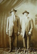 Przed 1939, brak miejsca.
Portret dwóch mężczyzn. 1. z prawej ojciec Janiny Szumiłło.
Fot. NN, zbiory Archiwum Historii Mówionej Ośrodka KARTA i Domu Spotkań z Historią, udostępniła Janina Szumiłło w ramach projektu 