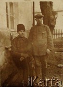 Przed 1939, brak miejsca.
Portret dwóch mężczyzn. 1. z prawej ojciec Janiny Szumiłło.
Fot. NN, zbiory Archiwum Historii Mówionej Ośrodka KARTA i Domu Spotkań z Historią, udostępniła Janina Szumiłło w ramach projektu 