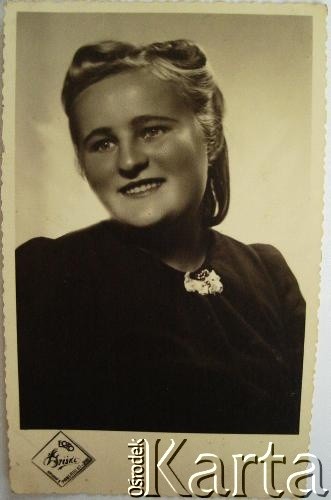 26.12.1942, Eigirgole (Eigirgala) /k. Kowna, okupacja niemiecka.
Portret kobiety, koleżanki Janiny Szumiłło.
Fot. NN, zbiory Archiwum Historii Mówionej Ośrodka KARTA i Domu Spotkań z Historią, udostępniła Janina Szumiłło w ramach projektu 