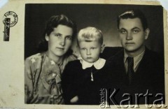 Po 1945, Litewska SRR, ZSRR.
Portret rodziców z dzieckiem. Fotografia wykonana w studiu fotograficznym J. Dagilio.
Fot. J. Dagilio, zbiory Archiwum Historii Mówionej Ośrodka KARTA i Domu Spotkań z Historią, udostępniła Janina Szumiłło w ramach projektu 