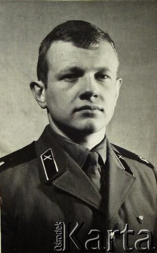 1910, brak miejsca.
Portret mężczyzny z mundurze.
Fot. NN, zbiory Archiwum Historii Mówionej Ośrodka KARTA i Domu Spotkań z Historią, udostępniła Janina Szumiłło w ramach projektu 