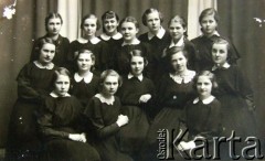 Lata 30., Kowno, Litwa.
Uczennice gimnazjum. 1. z prawej w 2. rzędzie Waleria Walukiewicz (z d. Grabowska).
Fot. NN, zbiory Archiwum Historii Mówionej Ośrodka KARTA i Domu Spotkań z Historią, udostępniła Waleria Walukiewicz w ramach projektu 