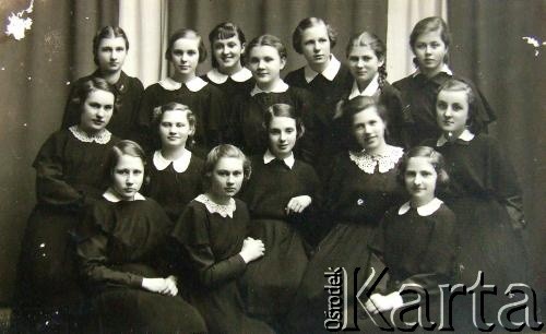 Lata 30., Kowno, Litwa.
Uczennice gimnazjum. 1. z prawej w 2. rzędzie Waleria Walukiewicz (z d. Grabowska).
Fot. NN, zbiory Archiwum Historii Mówionej Ośrodka KARTA i Domu Spotkań z Historią, udostępniła Waleria Walukiewicz w ramach projektu 