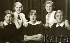 Lata 30., Kowno, Litwa.
Grupa dziewcząt. 1. z prawej Waleria Grabowska (Walukiewicz).
Fot. NN, zbiory Archiwum Historii Mówionej Ośrodka KARTA i Domu Spotkań z Historią, udostępniła Waleria Walukiewicz w ramach projektu 