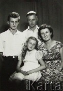 5.08.1963, Kowno, Litewska SRR, ZSRR.
Waleria Walukiewicz (z d. Grabowska) z rodziną.
Fot. NN, zbiory Archiwum Historii Mówionej Ośrodka KARTA i Domu Spotkań z Historią, udostępniła Waleria Walukiewicz w ramach projektu 