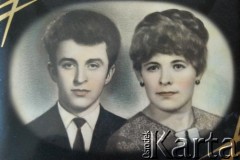 Lata 50./60., brak miejsca.
Portret ślubny Alojzego Komiagi i jego żony.
Fot. NN, zbiory Archiwum Historii Mówionej Ośrodka KARTA i Domu Spotkań z Historią, udostępnił Alojzy Komiaga w ramach projektu 