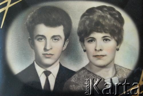 Lata 50./60., brak miejsca.
Portret ślubny Alojzego Komiagi i jego żony.
Fot. NN, zbiory Archiwum Historii Mówionej Ośrodka KARTA i Domu Spotkań z Historią, udostępnił Alojzy Komiaga w ramach projektu 