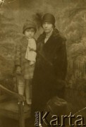 Ok. 1925, Lwów, Polska.
Maria Bryła (z d. Mołodowa) z córką Bogusławą.
Fot. NN, zbiory Archiwum Historii Mówionej Ośrodka KARTA i Domu Spotkań z Historią, udostępniła Bogusława Bryla-Czerna w ramach projektu 