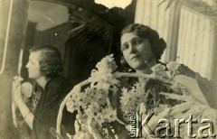 Ok. 1930, Lwów, Polska.
Maria Bryła (z d. Mołodowa), matka Bogusławy Bryły-Czerny z koszem kwiatów.
Fot. NN, zbiory Archiwum Historii Mówionej Ośrodka KARTA i Domu Spotkań z Historią, udostępniła Bogusława Bryła-Czerna w ramach projektu 