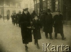 1932, Lwów, Polska.
Maria Bryła (z d. Mołodowa) z córką Bogusławą przechodzą obok Hotelu George we Lwowie.
Fot. NN, zbiory Archiwum Historii Mówionej Ośrodka KARTA i Domu Spotkań z Historią, udostępniła Bogusława Bryła-Czerna w ramach projektu 