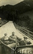 Ok. 1934, Zakopane, Polska.
Maria Bryła (z d. Mołodowa), matka Bogusławy Bryły-Czerny, w samochodzie ze znajomym i szoferem.
Fot. NN, zbiory Archiwum Historii Mówionej Ośrodka KARTA i Domu Spotkań z Historią, udostępniła Bogusława Bryła-Czerna w ramach projektu 
