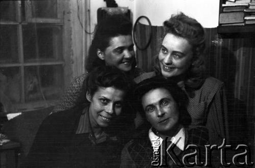 1955, Workuta, Komi ASRR, ZSRR.
Więźniarki łagrów. Na zdjęciu w górnym rzędzie: Halina Kowalska, NN; poniżej: Wanda Kozłowska, Janina Muszyńska (z domu Zuba).
Fot. Eugeniusz Cydzik, udostępnił Eugeniusz Cydzik w ramach projektu 