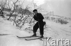 1955-1957, Workuta, Komi ASRR, ZSRR.
Eugeniusz Cydzik, żołnierz Armii Krajowej w okręgu grodzieńskim, więzień łagrów w latach 1945-1957, na nartach. W tle widoczne zabudowania jednej z kopalń.
Fot. NN, udostępnił Eugeniusz Cydzik w ramach projektu 