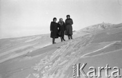 1955-1956, Workuta, Komi ASRR, ZSRR.
Więźniarki łagrów na spacerze. Od lewej: Wanda Kiałka (z domu Cejko), Czesława Cydzik (z domu Hnatów), Barbara Dudycz.
Fot. Eugeniusz Cydzik, udostępnił Eugeniusz Cydzik w ramach projektu 