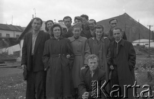 1955, Workuta, Komi ASRR, ZSRR.
Grupa zesłańców. Z tyłu, od lewej stoją: Klara Kunachowicz (z domu Autuchiewicz), NN, Wanda Kiałka (z domu Cejko), NN, Wiktor Korzystko, Jerzy Andruszkiewicz. W środku, od lewej: Stanisław Kuźma, Janina Muszyńska (z domu Zuba), Jadwiga Augusiewicz (z domu Olechnowicz), Natalia Zarzycka (z domu Odyńska), Michał Tatarzycki. Na dole: Franciszek Gradziewicz. W tle widoczne zabudowania mieszkalne oraz hałda kopalniana.
Fot. Eugeniusz Cydzik, udostępnił Eugeniusz Cydzik w ramach projektu 