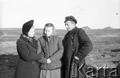 1955-1956, Workuta, Komi ASRR, ZSRR.
Więźniowie łagrów na spacerze. Od lewej: NN, Hanna Grzywacz (z domu Szyszko), Eugeniusz Cydzik w czapce górniczej.
Fot. NN, udostępnił Eugeniusz Cydzik w ramach projektu 