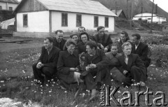 1955, Workuta, Komi ASRR, ZSRR.
Grupa zesłańców. Z tyłu, od lewej: Michał Tatarzycki, Klara Kunachowicz (z domu Autuchiewicz), Wiktor Korzystko, Janina Muszyńska (z domu Zuba), Jerzy Andruszkiewicz, Natalia Zarzycka (z domu Odyńska), NN. Z przodu, od lewej: Stanisław Kuźma, Wanda Kiałka (z domu Cejko), NN, Jadwiga Augusiewicz (z domu Ambroziewicz), Franciszek Gradziewicz. W tle widoczne zabudowania mieszkalne oraz hałda kopalniana.
Fot. Eugeniusz Cydzik, udostępnił Eugeniusz Cydzik w ramach projektu 