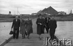 1955, Workuta, Komi ASRR, ZSRR.
Zesłańcy nad rzeką Workutą. W tle widoczne zabudowania i hałdy kopalniane. Na zdjęciu od lewej: Franciszek Gradziewicz, Jadwiga Augusewicz (z domu Olechnowicz), Natalia Zarzycka (z domu Odyńska), Wanda Kiałka (z domu Cejko), Michał Tatarzycki, z tyłu: Janina Muszyńska (z domu Zuba) oraz Stanisław Kuźma.
Fot. Eugeniusz Cydzik, udostępnił Eugeniusz Cydzik w ramach projektu 