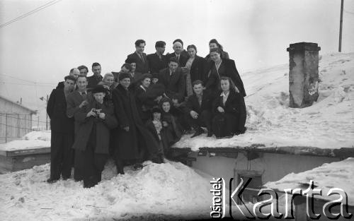 1956, Workuta, Komi ASRR, ZSRR.
Wielkanocne spotkanie Polaków przebywających na zesłaniu. Pierwszy rząd, od lewej: NN, Wiktor Jagoda, Bernard Grzywacz, NN. Drugi rząd, od lewej: Paweł Świetlikowski, NN, W. Komiukiewicz, Czesława Cydzik (z domu Hnatów), Stanisław Kuźma, NN, Wanda Kiałka (z domu Cejko) z synem Edmunda Webera, Klara Kunachowicz (z domu Autuchiewicz) z synem Edmunda Webera, za nią Edmund Weber, NN, NN, Hanna Grzywacz (z domu Szyszko). Z tyłu od lewej: NN, NN, NN, NN, Jadwiga Augusiewicz (z domu Olechnowicz), NN, Maria Kwiatkowska.
Fot. Eugeniusz Cydzik, udostępnił Eugeniusz Cydzik w ramach projektu 