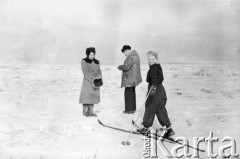 1955-1956, Workuta, Komi ASRR, ZSRR.
Więźniowie łagrów: Hanna Grzywacz (z domu Szyszko), Bernard Grzywacz, Czesława Cydzik (z domu Hnatów).
Fot. Eugeniusz Cydzik, udostępnił Eugeniusz Cydzik w ramach projektu 