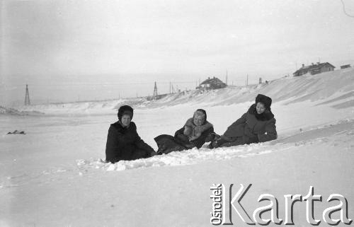 1955-1956, Workuta, Komi ASRR, ZSRR.
Więźniarki łagrów na spacerze. Od lewej: Wanda Kiałka (z domu Cejko), Czesława Cydzik (z domu Hnatów), Barbara Dudycz. W tle widoczne zabudowania łagrów.
Fot. Eugeniusz Cydzik, udostępnił Eugeniusz Cydzik w ramach projektu 