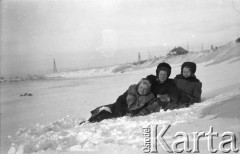 1955-1956, Workuta, Komi ASRR, ZSRR.
Więźniarki łagrów na spacerze. Od lewej: Wanda Kiałka (z domu Cejko), Czesława Cydzik (z domu Hnatów), Barbara Dudycz. W tle widoczne zabudowania łagrów.
Fot. Eugeniusz Cydzik, udostępnił Eugeniusz Cydzik w ramach projektu 