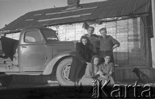 1955-1956, Workuta, Komi ASRR, ZSRR.
Grupa zesłańców. U góry: Natalia Zarzycka (z domu Odyńska), Wiktor Jagoda, Witold Augusiewicz; na dole: Hanna Grzywacz (z domu Szyszko), Wanda Kozłowska.
Fot. Eugeniusz Cydzik, udostępnił Eugeniusz Cydzik w ramach projektu 