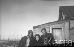 1955-1956, Workuta, Komi ASRR, ZSRR.
Zesłańcy Olgierd Zarzycki, Natalia Zarzycka (z domu Odyńska), Eugeniusz Cydzik. W tle widoczne ogrodzenie jednego z łagrów. 
Fot. NN, udostępnił Eugeniusz Cydzik w ramach projektu 