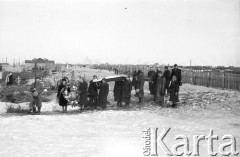 1955-1957, Workuta, Komi ASRR, ZSRR.
Pogrzeb jednego z zesłańców. Wprowadzenie trumny na cmentarz.
Fot. Eugeniusz Cydzik, udostępnił Eugeniusz Cydzik w ramach projektu 