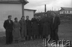 1955, Workuta, Komi ASRR, ZSRR.
Grupa zesłańców. Od lewej: Franciszek Gradziewicz, Jadwiga Augusiewicz (z domu Olechnowicz), Natalia Zarzycka (z domu Odyńska), Michał Tatarzycki, NN, Wiktor Korzystko, NN, Janina Muszyńska (z domu Zuba), Jerzy Andruszkiewicz, Stanisław Kuźma. W tle zabudowania mieszkalne.
Fot. Eugeniusz Cydzik, udostępnił Eugeniusz Cydzik w ramach projektu 