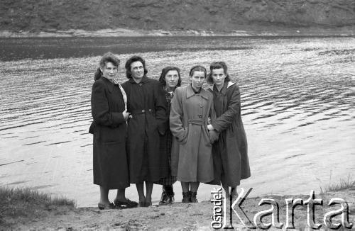 1955, Workuta, Komi ASRR, ZSRR.
Nad rzeką Workutą. Od lewej: Wanda Kiałka (z domu Cejko), Janina Muszyńska (z domu Zuba), Klara Kunachowicz (z domu Autuchiewicz), Jadwiga Augusiewicz (z domu Olechnowicz), Natalia Zarzycka (z domu Odyńska).
Fot. Eugeniusz Cydzik, udostępnił Eugeniusz Cydzik w ramach projektu 